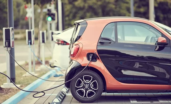 Ηλεκτρικά αυτοκίνητα: «Αποφορτίστηκαν» οι πωλήσεις τον Μάιο στην ΕΕ