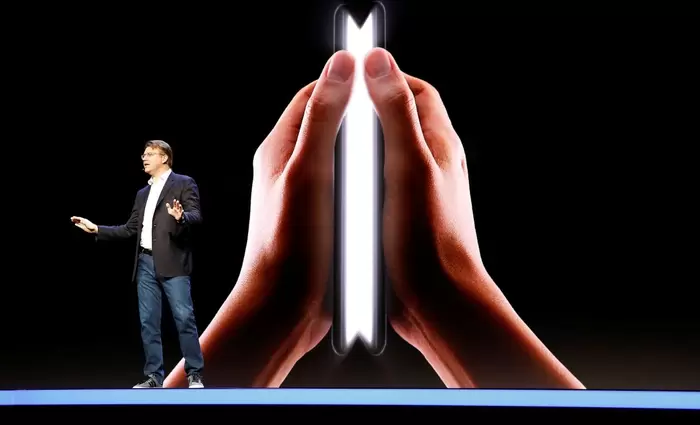 Αυτό είναι το νέο κινητό που λανσάρει η Samsung (vid)