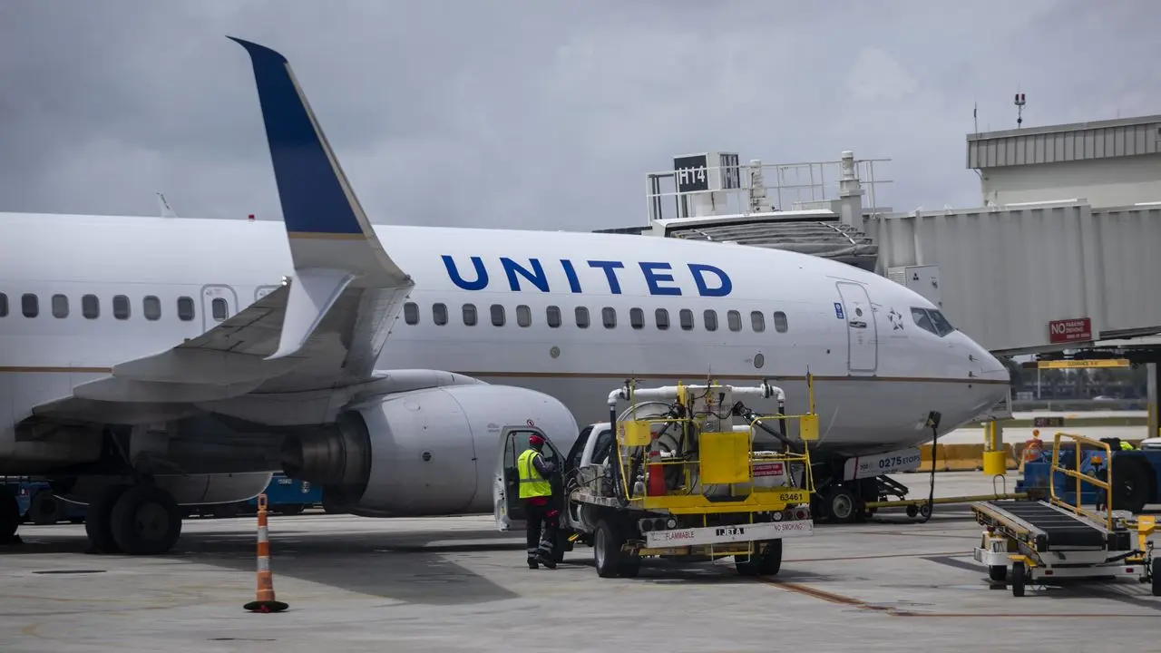 Μαζικές απολύσεις αντιεμβολιαστών στη United Airlines