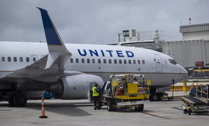 Μαζικές απολύσεις αντιεμβολιαστών στη United Airlines