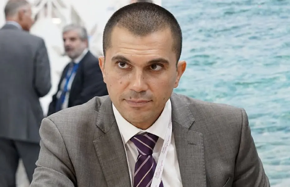 Υπομονή και πράσινο διαβατήριο με Ρωσία και Η.Β. συστήνει ο Περδίος