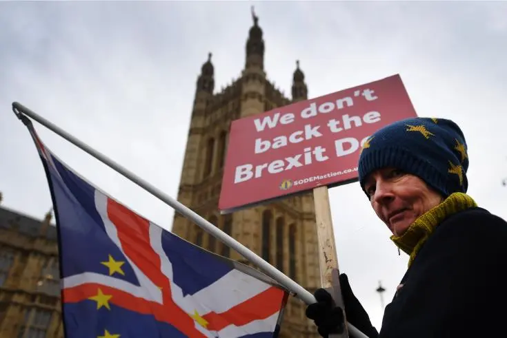 Νέα αναβολή της ψηφοφορίας για τη συμφωνία Brexit εξετάζει η Μέι