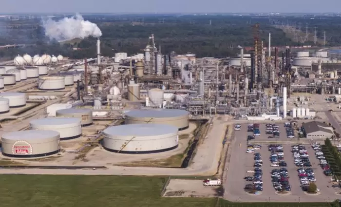 Σε ελεύθερη πτώση η Exxon Mobil το 2020