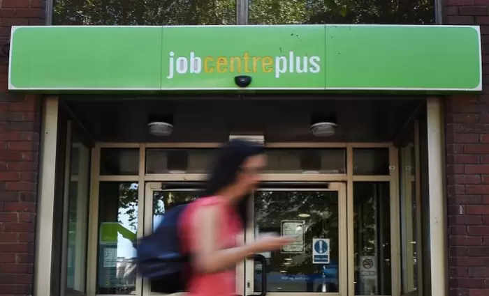 Η Πολωνία καταργεί τη φορολογία σε νέους για να αποτρέψει την μετανάστευση