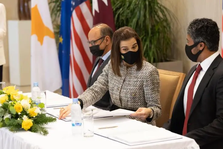 Έπεσαν οι υπογραφές με ExxonMobil και Qatar Energy