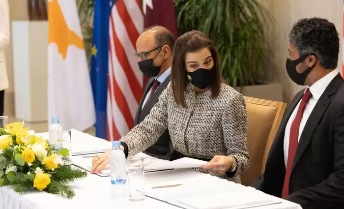 Έπεσαν οι υπογραφές με ExxonMobil και Qatar Energy