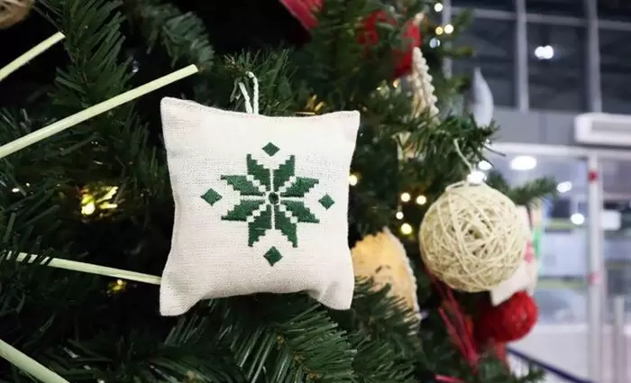 Λευκαρίτικο στολίδι στο χριστουγεννιάτικο δέντρο στον αερολιμένα Λάρνακας