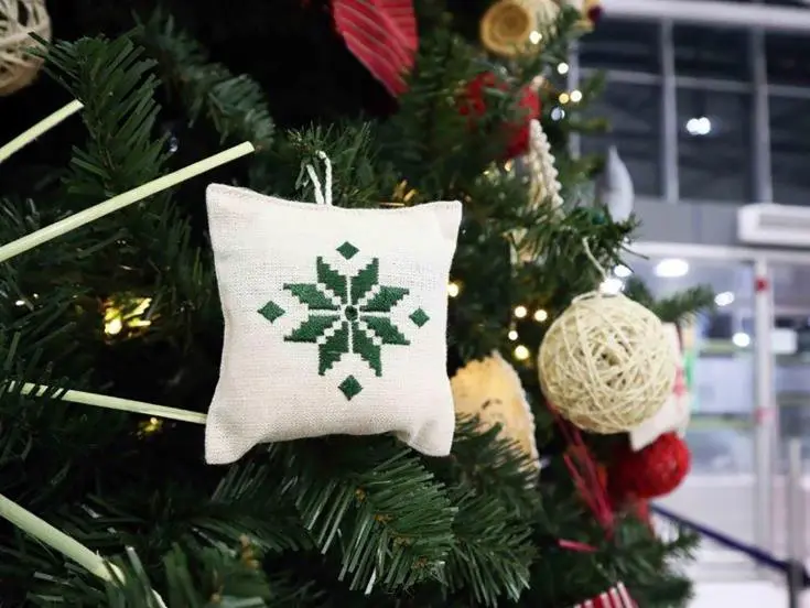 Λευκαρίτικο στολίδι στο χριστουγεννιάτικο δέντρο στον αερολιμένα Λάρνακας