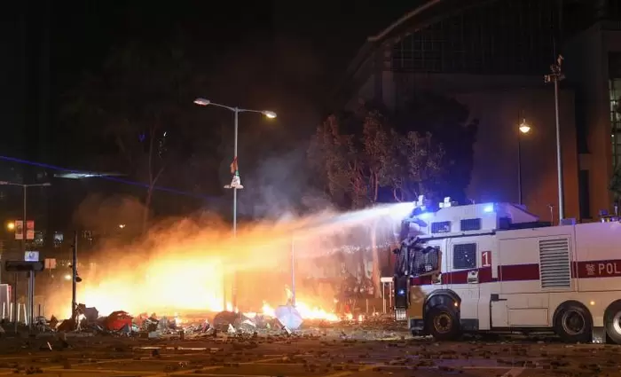 Χονγκ Κονγκ: Εκατοντάδες διαδηλωτές εγκλωβίστηκαν από την Αστυνομία