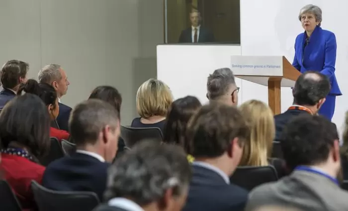 Υπέρ της μείωσης των πανεπιστημιακών διδάκτρων η Μέι