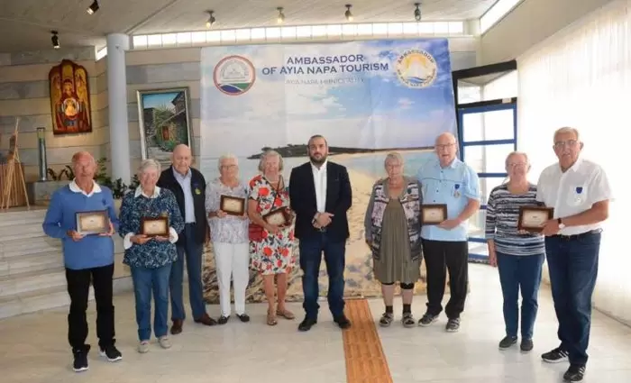 Σκανδιναβοί έλαβαν τον τίτλο του «Πρέσβη Τουρισμού Αγίας Νάπας»