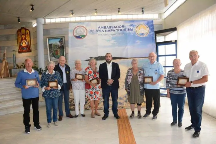 Σκανδιναβοί έλαβαν τον τίτλο του «Πρέσβη Τουρισμού Αγίας Νάπας»