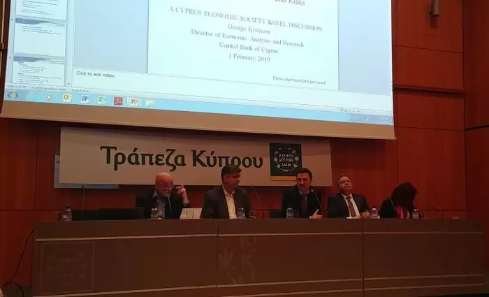 Νέα σύννεφα μαζεύονται πάνω από την οικονομία;