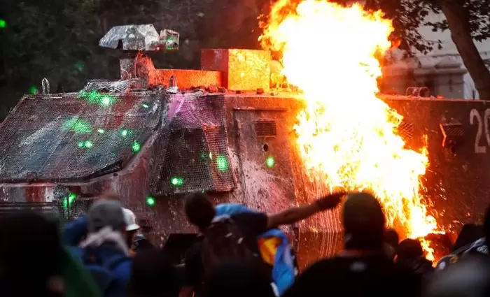 Συνεχίζονται με πυρπολισμούς τραπεζών οι διαδηλώσεις στην Χιλή