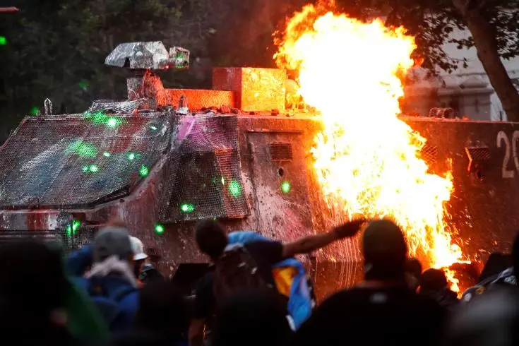 Συνεχίζονται με πυρπολισμούς τραπεζών οι διαδηλώσεις στην Χιλή