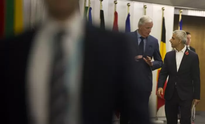 Σκληρό Brexit βλέπει ο οίκος Fitch