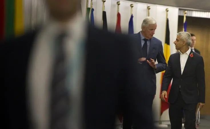 Σκληρό Brexit βλέπει ο οίκος Fitch