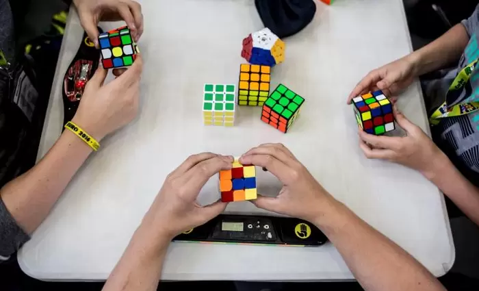 Ρομποτικός βραχίονας με τεχνητή νοημοσύνη λύνει τον κύβο του Ρούμπικ σε 4'