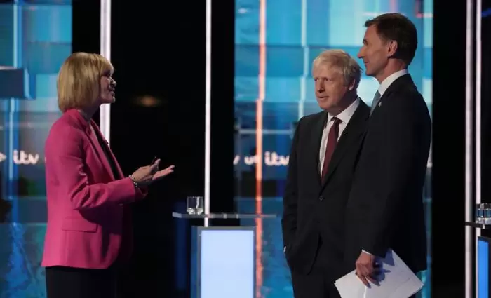 Τηλεοπτική αναμέτρηση Τζόνσον-Χαντ με διαφωνίες για την τακτική στο Brexit