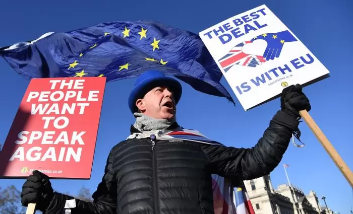 OBR: Ύφεση και μαύρη τρύπα στην οικονομία θα επιφέρει το 