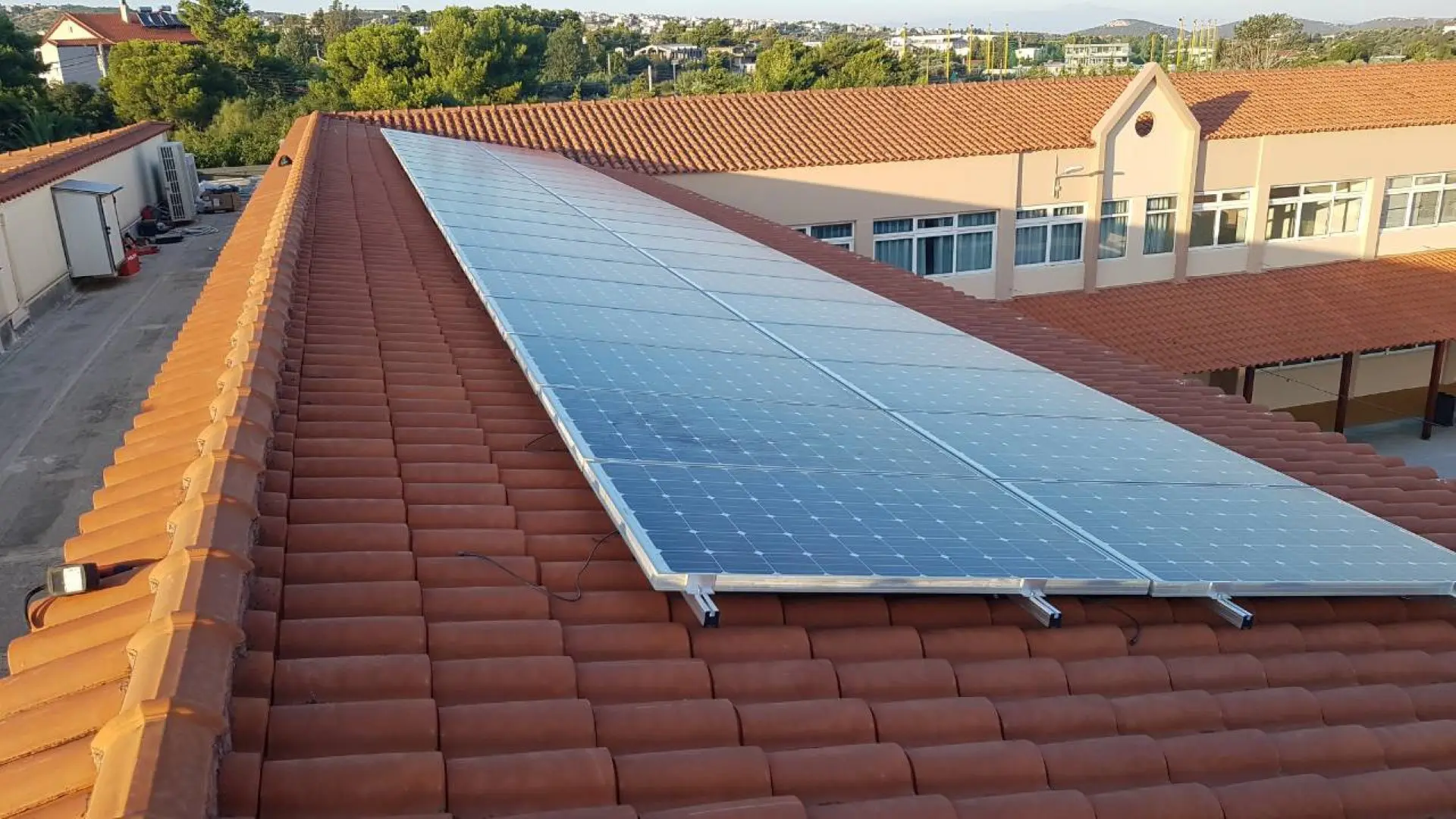 Συμφωνία Υπουργείου Παιδείας - ΑΗΚ για φωτοβολταϊκά στα σχολεία