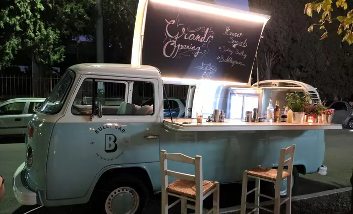Ένα κινητό cocktail bar κυκλοφορεί στους κυπριακούς δρόμους