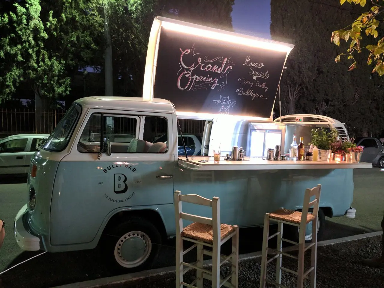 Ένα κινητό cocktail bar κυκλοφορεί στους κυπριακούς δρόμους