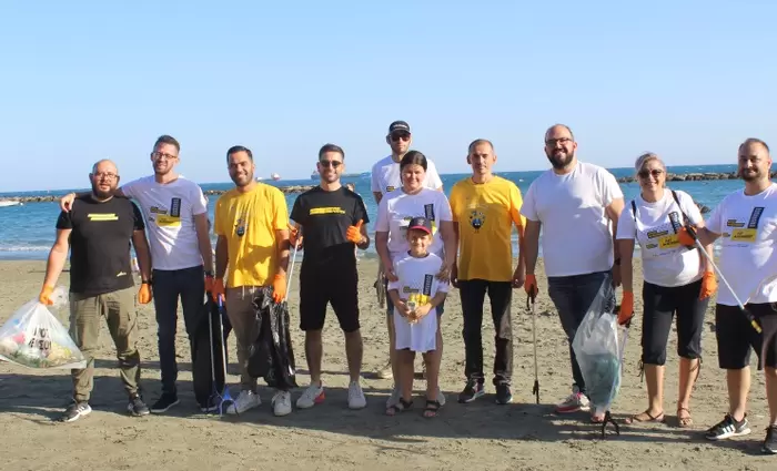 Καθαρισμός παραλίας στη Λεμεσό από την Parimatch Cyprus
