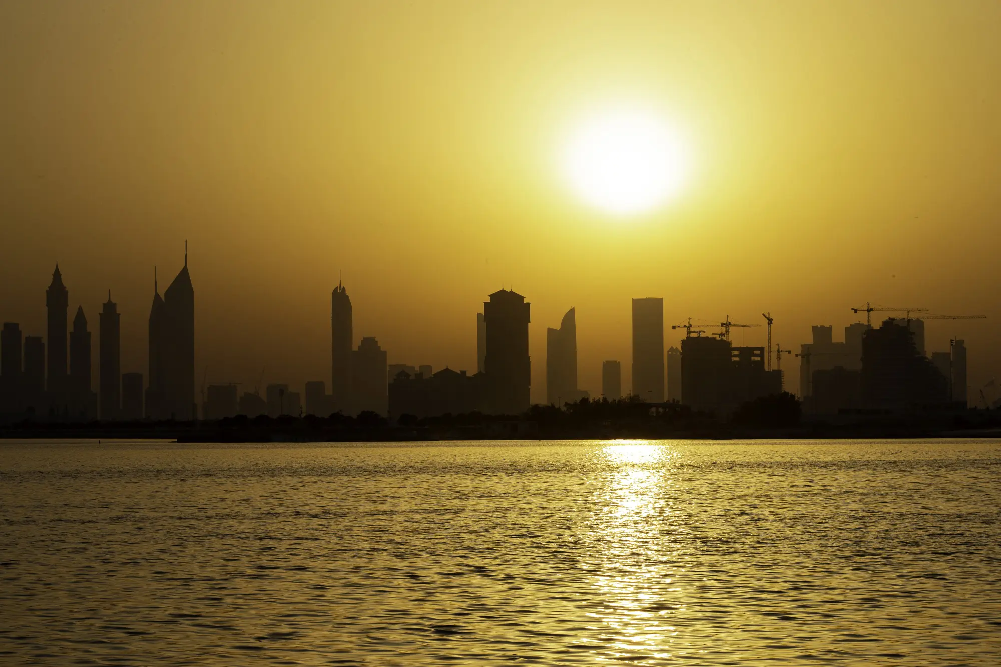 Τα Εμιράτα ακολουθούν την Κύπρο: $27 δις για μια 