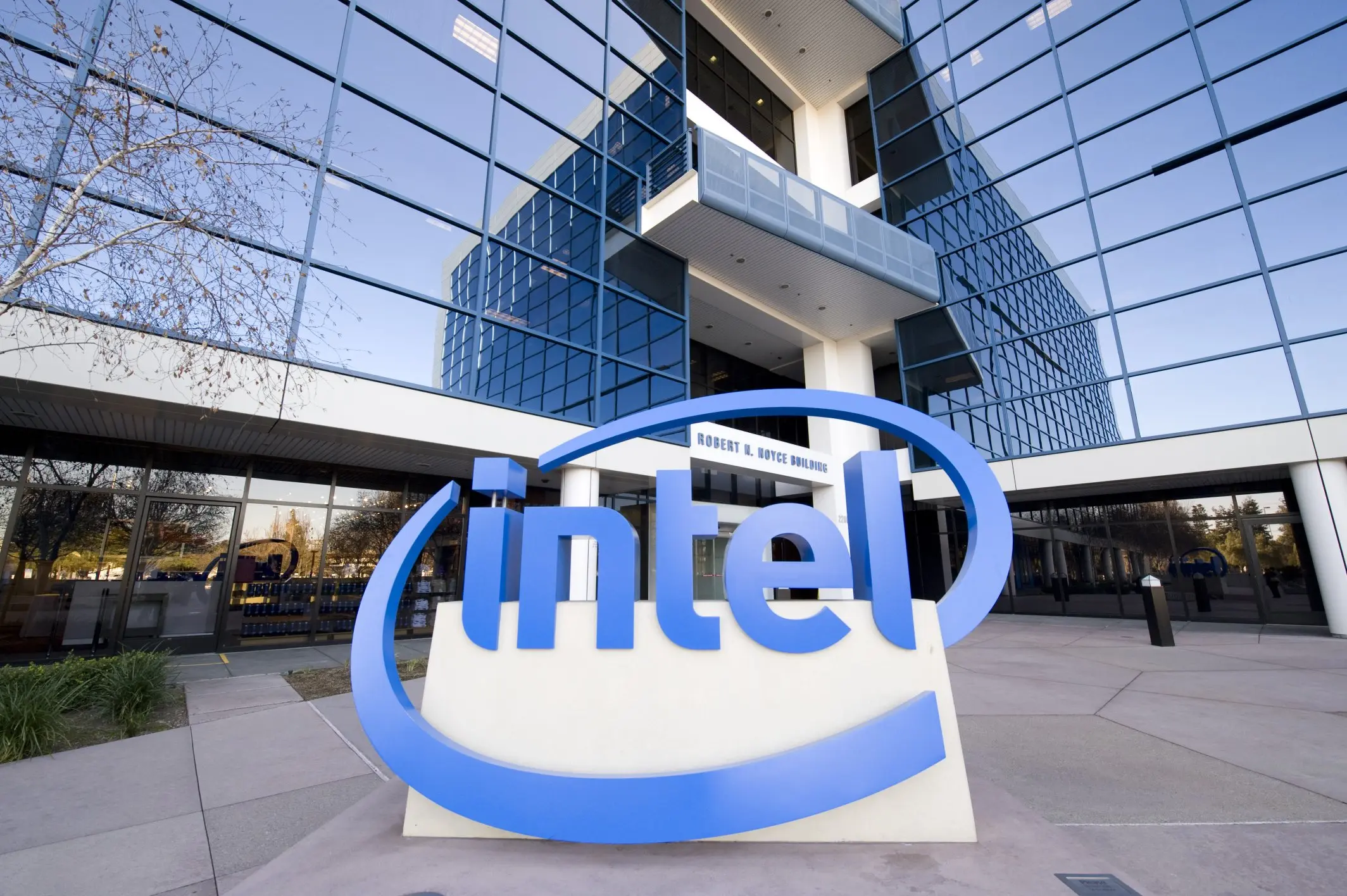 Υπό τον φόβο των ακτιβιστών-επενδυτών η Intel