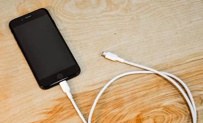 Ανατροπή με το νέο iPhone: Η ΕΕ αλλάζει τη θύρα φόρτισης