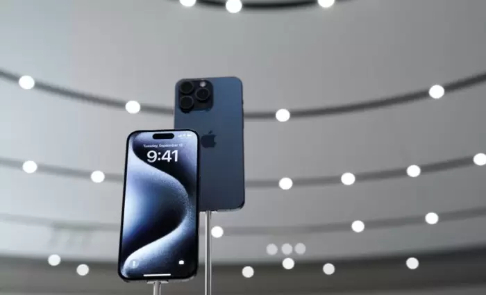 Apple: Άφησε έξω από τη νέα τεχνολογία τεχνητής νοημοσύνης το 90% των κατόχων iPhone