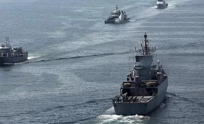 Το Ιράν κλείνει προσωρινά το Στενό του Ορμούζ εν μέσω συνομιλιών με τις ΗΠΑ – Σκληρή ρητορική από Χαμενεΐ