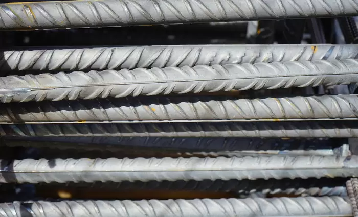 Νέους περιορισμούς στις εισαγωγές χάλυβα στην ΕΕ ανακοίνωσε η Κομισιόν