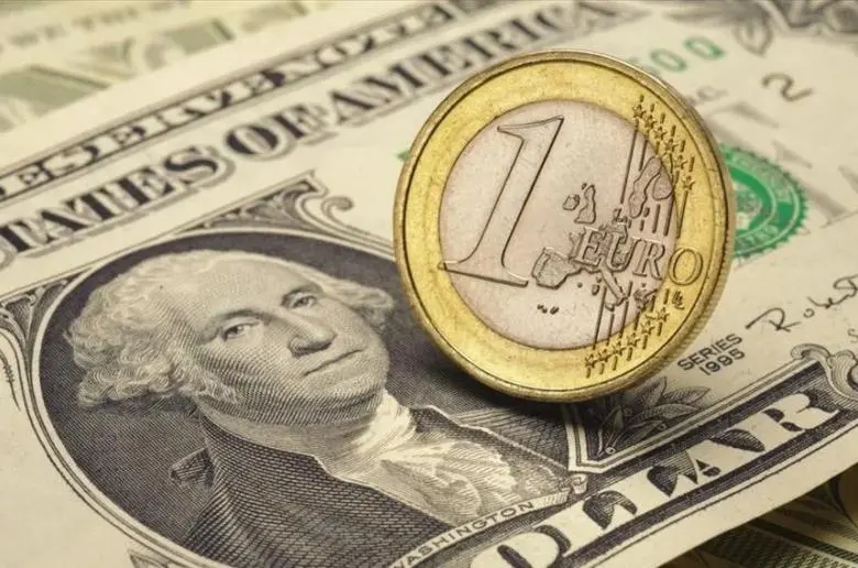 Μάχη για την ισοτιμία: Το ευρώ υποχώρησε κάτω από το δολάριο