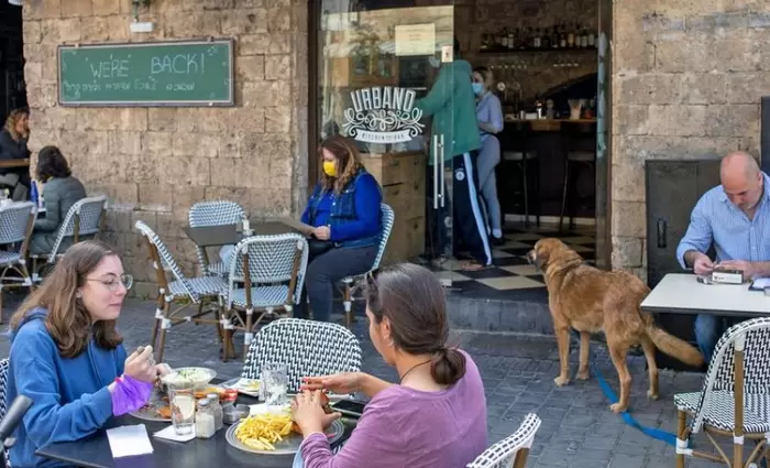 Financial Times: Το Ισραήλ έκανε τα εμβόλια και τώρα κάνει πάρτι