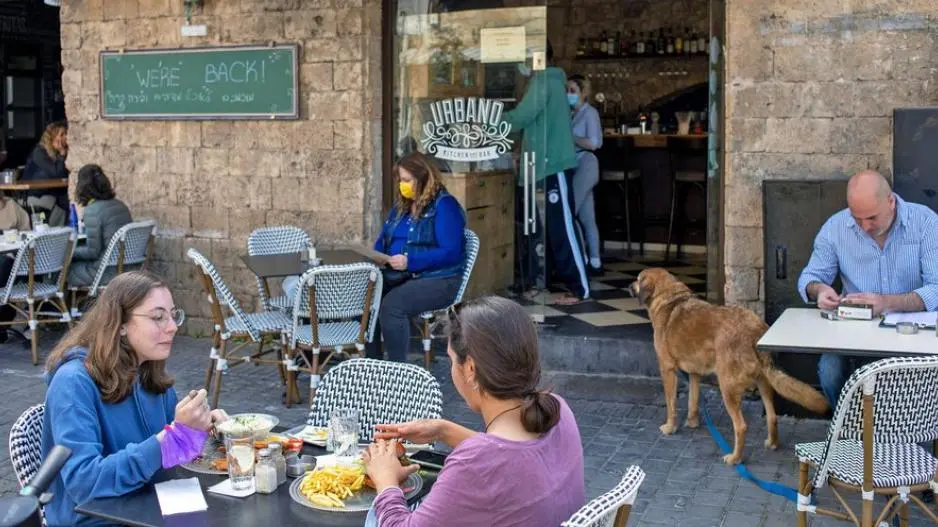 Financial Times: Το Ισραήλ έκανε τα εμβόλια και τώρα κάνει πάρτι