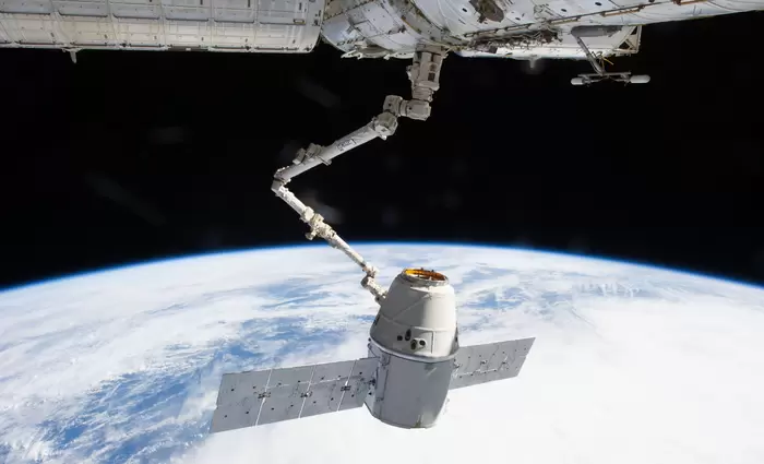 Έφθασε στον Διεθνή Διαστημικό Σταθμό η κάψουλα Dragon της SpaceX