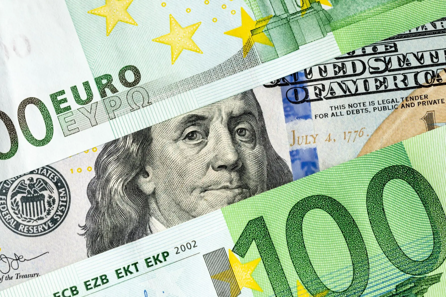 Η ενεργειακή κρίση και η ύφεση πλήττουν το ευρώ