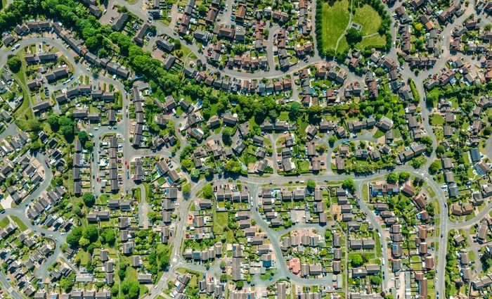 Το δυάρι των 60 τ.μ., ένα δέντρο στο παράθυρο και η αστική πυκνότητα στα νέα τοπικά σχέδια