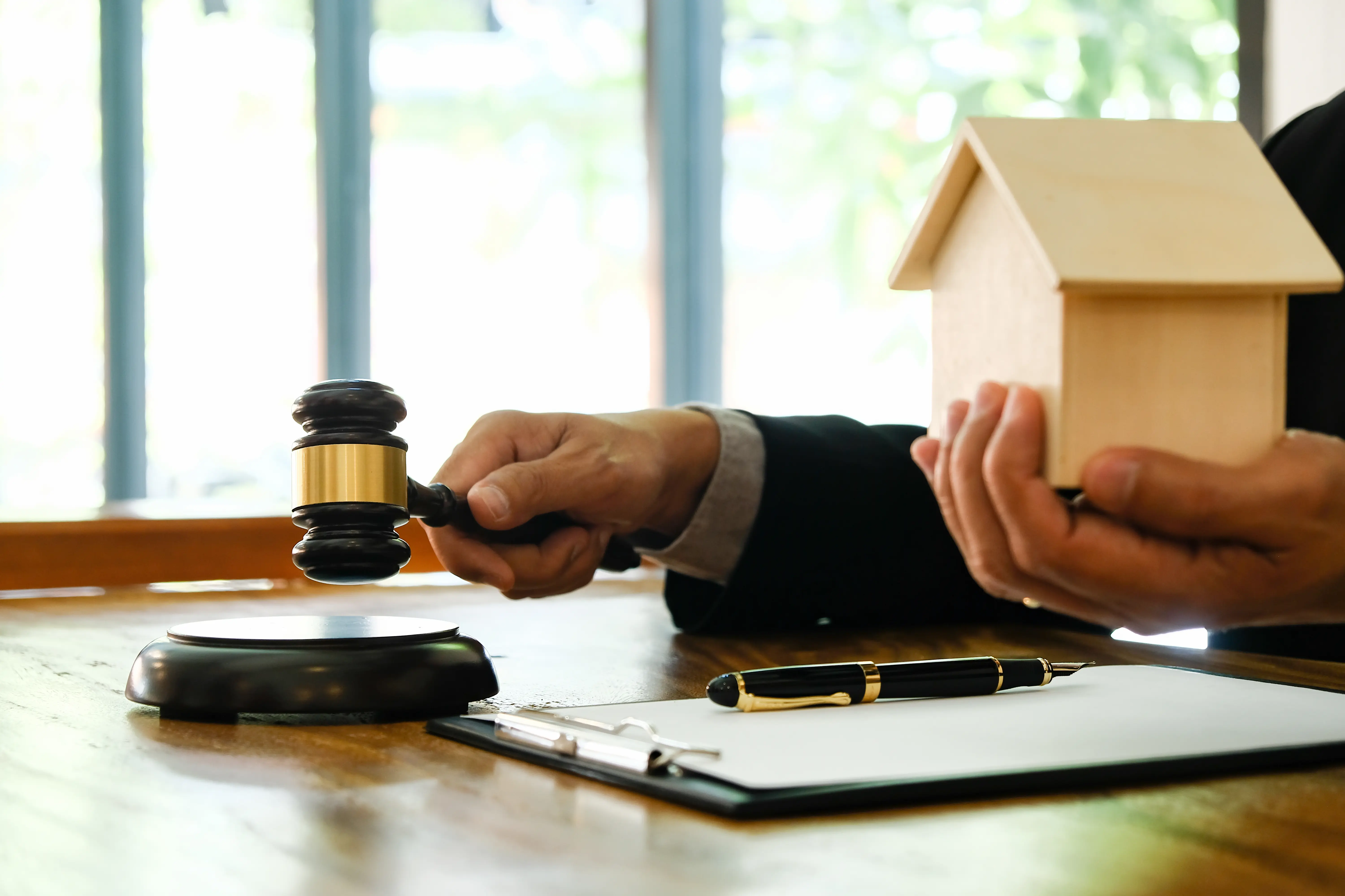 Θα βοηθήσει στο πρόβλημα των ΜΕΔ, το «Δικαστήριο Eκποιήσεων»;