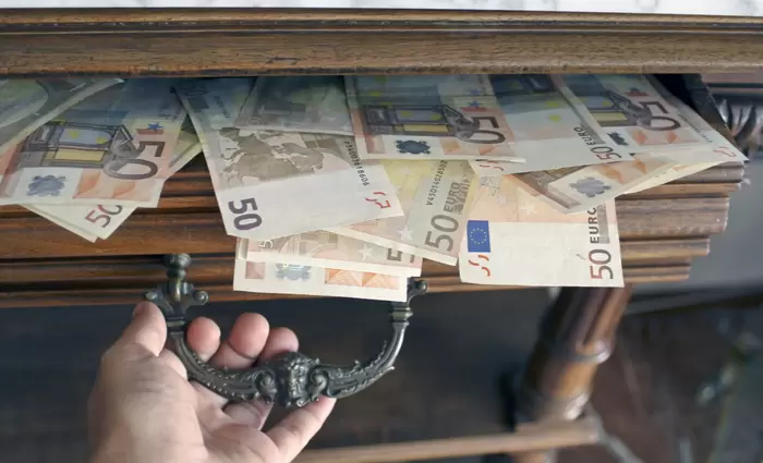 Ξανά στα συρτάρια τα μετρητά «για παν ενδεχόμενο»