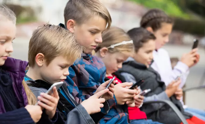 Έρευνα: Η υπερβολική χρήση της τεχνολογίας κάνει τα παιδιά αδρανή