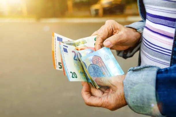 Υπ. Εργασίας: Αυξάνει 4% τις βασικές συντάξεις από το 2024