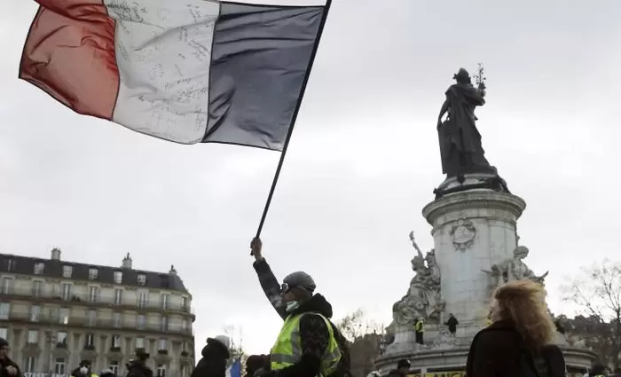 Τα κίτρινα γιλέκα ενώνουν δυνάμεις με συνδικάτα κατά του Μακρόν 