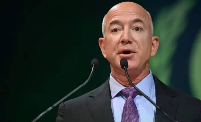 Μπέζος: Πούλησε μετοχές της Amazon αξίας $737 εκατ.