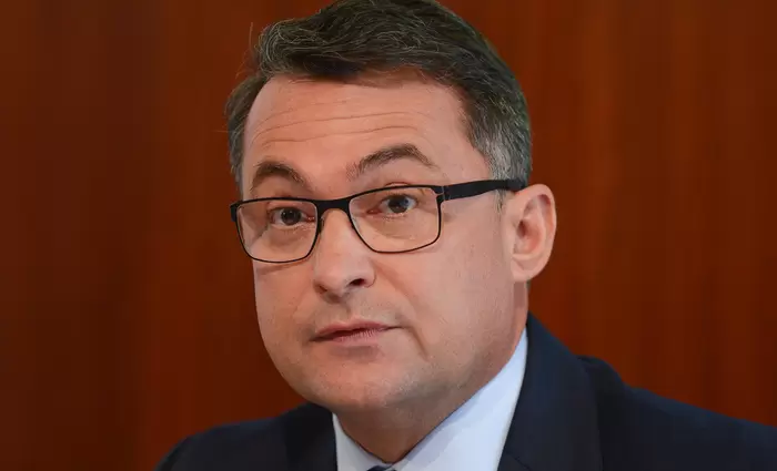 Μειώνουν κατά το ήμισυ τις προβλέψεις ανάπτυξης