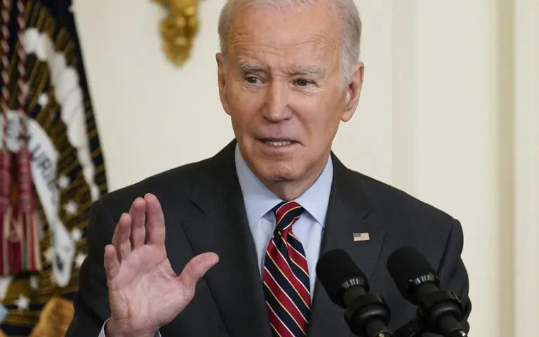 Καμπανάκι Μπάιντεν: «Δεν έχει τελειώσει ακόμη» η τραπεζική κρίση