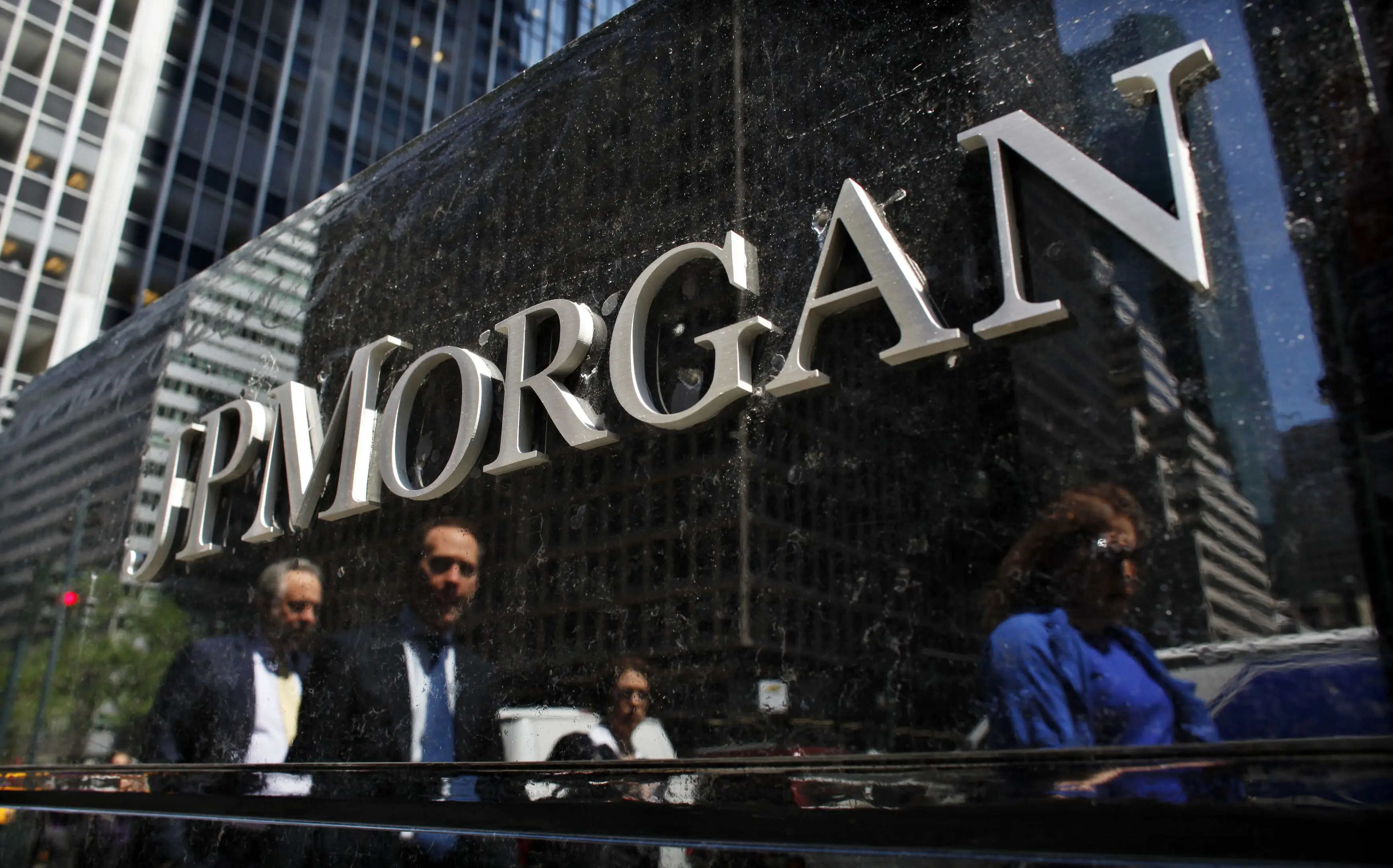 JP Morgan: Επενδύστε σε ελληνικά ομόλογα