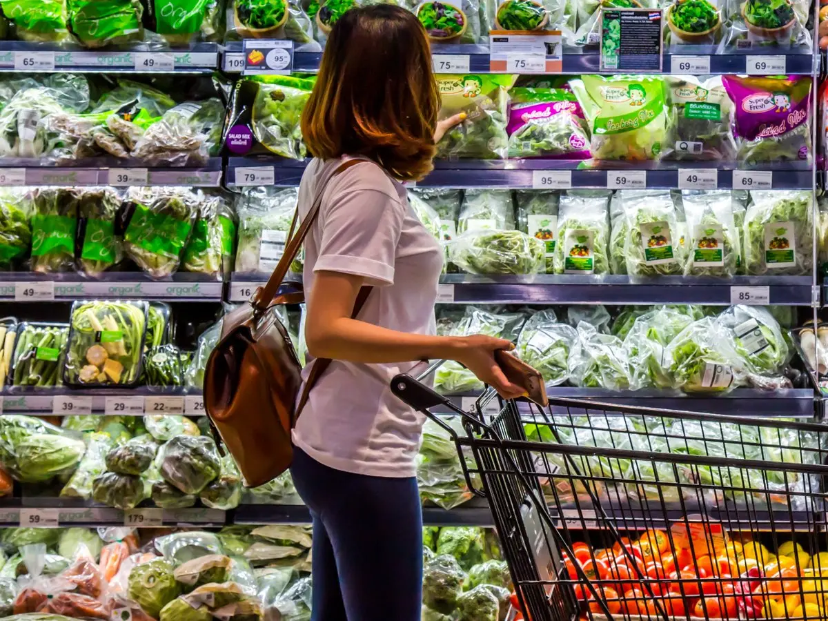 Μικρότερο και με προσφορές το καλάθι του νοικοκυριού